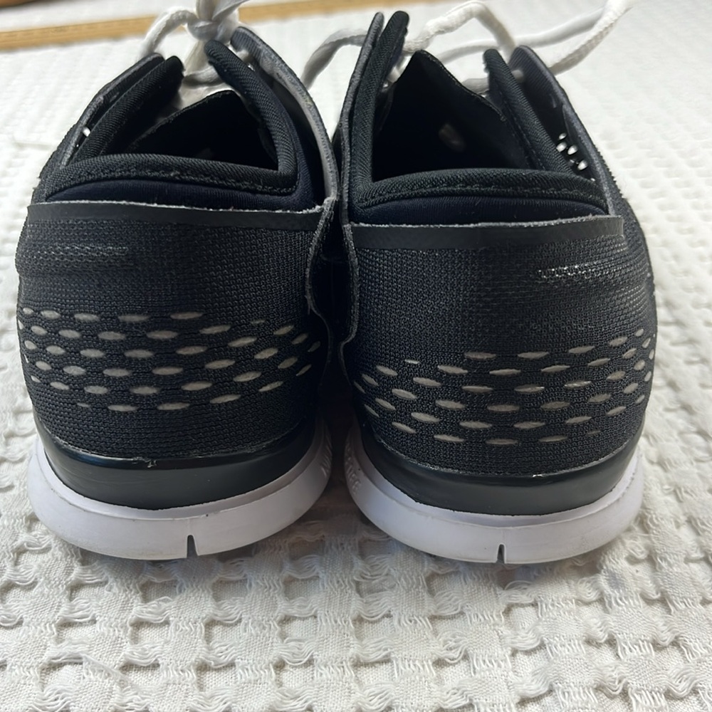 Nike Free Ladies Size 7-1/2 Black & White Running Shoes Pre Owned - Picture 13 of 14